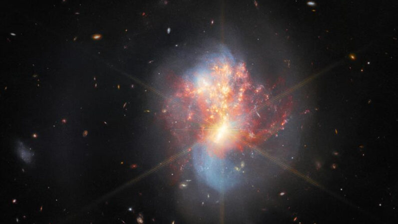 El telescopio James Webb ha vuelto a mostrar una imagen, esta vez de IC 1623, un par de galaxias que se arremolinan en un único objeto caótico en el centro. Crédito: ESA/Webb, NASA & CSA, L. Armus & A. Evans/R. Colombari