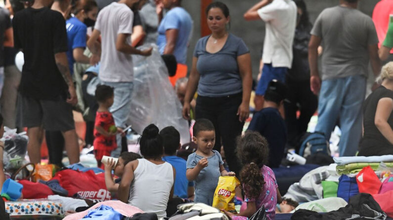 Migrantes venezolanos permanecen en un refugio improvisado en Ciudad de Panamá (Panamá), el 24 de octubre de 2022. (Luis Acosta/AFP vía Getty Images)