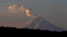 El volcán Cotopaxi de Ecuador emite gases asociados a magma