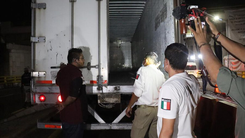 Agentes del Instituto Nacional de Migración (INM) realizan un operativo en búsqueda de migrantes escondidos en tráilers. Imagen de archivo. EFE/ Juan Manuel Blanco