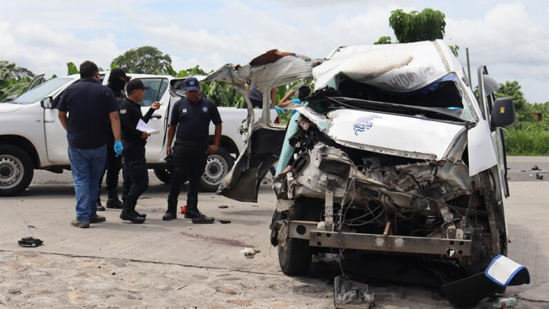Miembros de la Policía Fronteriza y Estatal resguardan el vehículo accidentado de migrantes el 19 de octubre de 2022 en Ciudad Hidalgo, Chiapas (México). EFE/ Juan Manuel Blanco