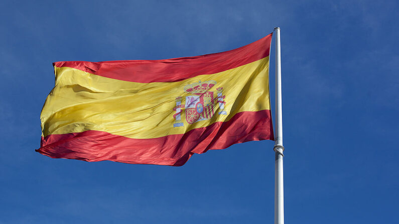 La bandera española ondea al viento en la plaza de Colón el 10 de junio de 2012 en Madrid, España. (Pablo Blazquez Dominguez/Getty Images)