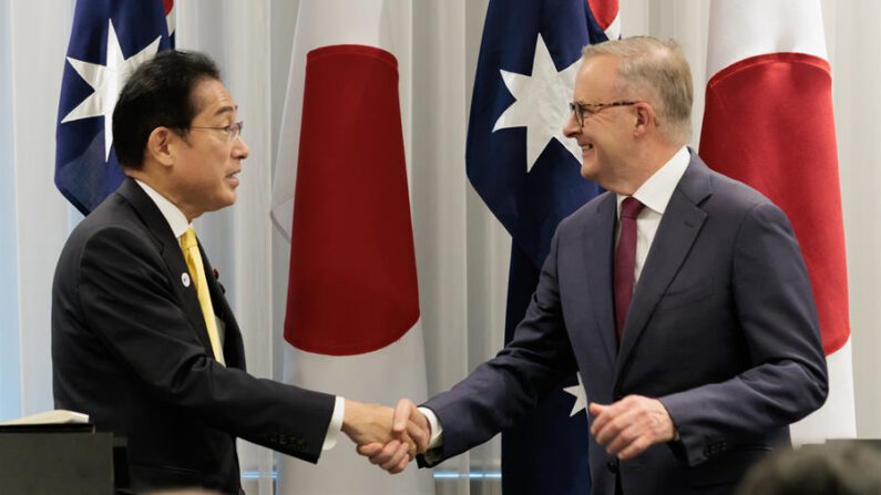 El primer ministro japonés, Fumio Kishida, y su homólogo australiano, Anthony Albanese. EFE/EPA/Richard Wainwright 