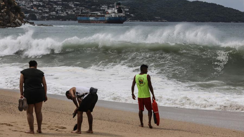 Vista del alto oleaje en playas de Acapulco, estado de Guerrero (México). Imagen de archivo. EFE/David Guzmán