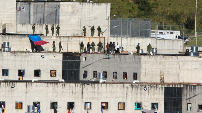 Fotografía de archivo en la que se registró a presos en los techos del centro de privación de la libertad N.1 de Cuenca (Ecuador). EFE/Robert Puglla
