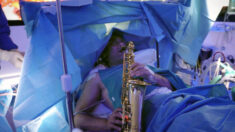 Músico con cáncer cerebral toca el saxofón durante una cirugía de 9 horas en hospital de Roma