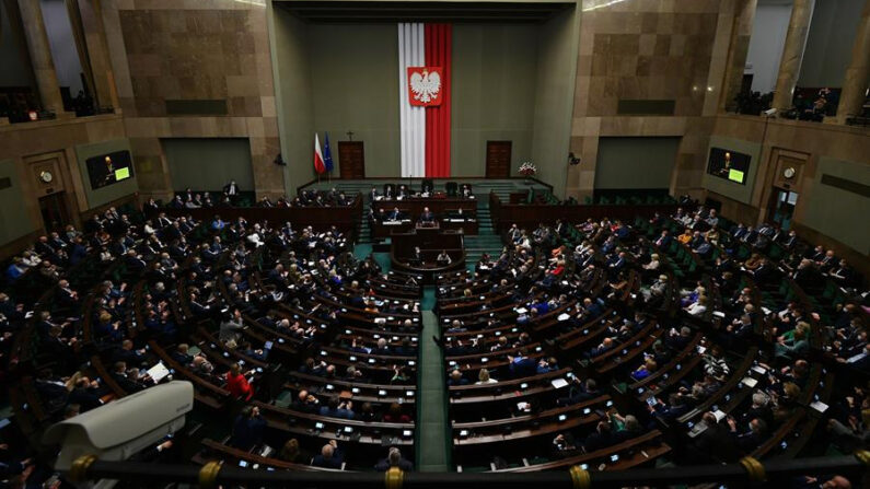 Diputados polacos asisten a un debate parlamentario sobre el proyecto de ley para ayudar a los refugiados ucranianos durante la sesión de la Cámara Baja en Varsovia el pasado 23 de marzo. EFE/EPA/Marcin Obara