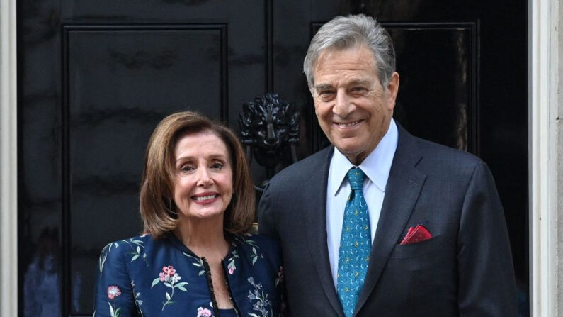 La presidenta de la Cámara de Representantes de Estados Unidos, Nancy Pelosi (i) y su esposo Paul Pelosi, posan para los medios de comunicación en el exterior del número 10 de Downing Street, en el centro de Londres, el 16 de septiembre de 2021. (Justin Tallis/AFP vía Getty Images)