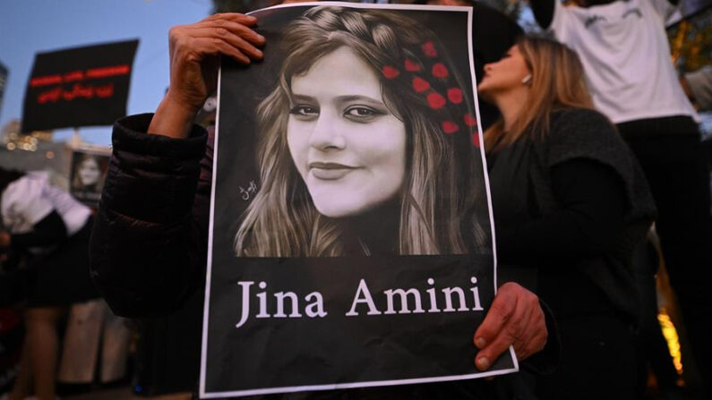 Imagen de archivo de manifestaciones por la muerte de la joven Mahsa Amini. EFE/EPA/James Ross