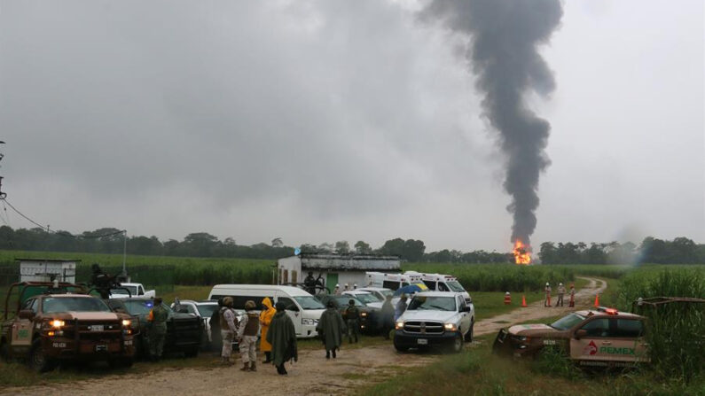 Equipos de emergencia permanecen el 7 de octubre de 2022, en la zona de la explosión en el municipio de Huimanguillo, en el estado de Tabasco (México). EFE/Manuel López