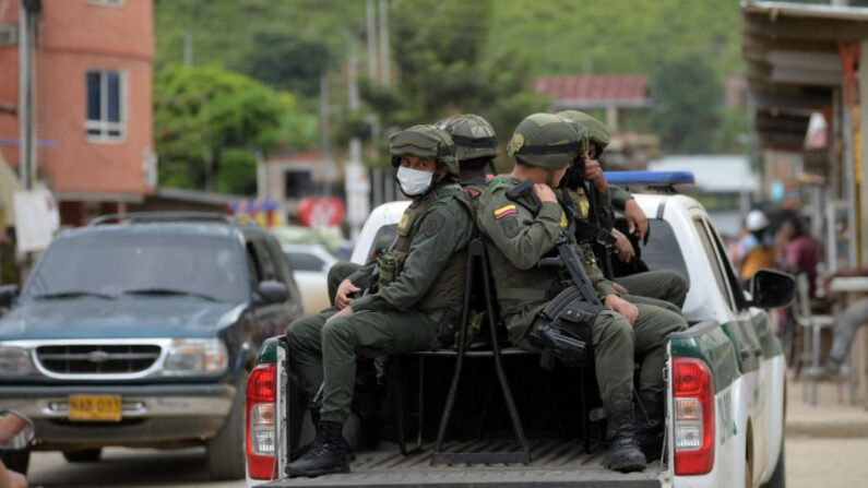 Agentes de policía viajan en la parte trasera de un camión en Suárez, departamento del Cauca, Colombia, el 25 de mayo de 2022. (Raul Arboleda/AFP vía Getty Images)