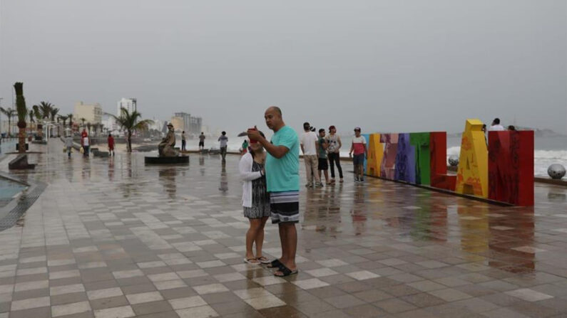 En el último aviso del SMN, el centro de Orlene se ubicó a 50 kilómetros al noroeste de El Roblito, Nayarit, y a 75 kilómetros al sur-sureste de Mazatlán, Sinaloa, una de las principales playas turísticas de México. Imagen de archivo. EFE