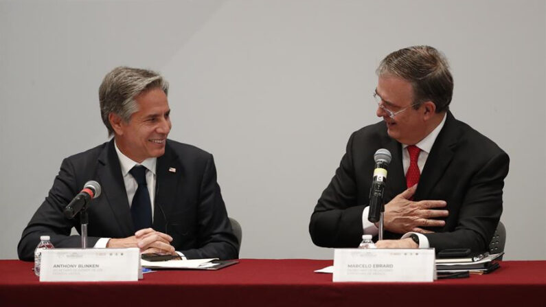 El secretario de Estado de Estados Unidos, Antony Blinken (i), sonríe junto al canciller mexicano, Marcelo Ebrard, en una fotografía de archivo. EFE/José Méndez