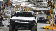 Sector manufacturero de EE.UU. se hunde en la recesión mientras la economía enfrenta “claros desafíos”