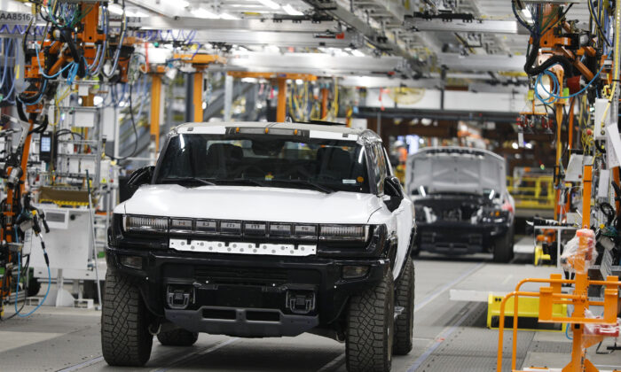 Una camioneta GMC Hummer EV en la fabrica Zero de General Motors, en Detroit, Michigan, el 5 de agosto de 2021. (Bill Pugliano/Getty Images)
