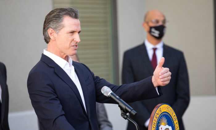 El gobernador de California, Gavin Newsom, habla en un centro de veteranos en Los Ángeles, California, el 10 de noviembre de 2021. (John Fredricks/The Epoch Times)