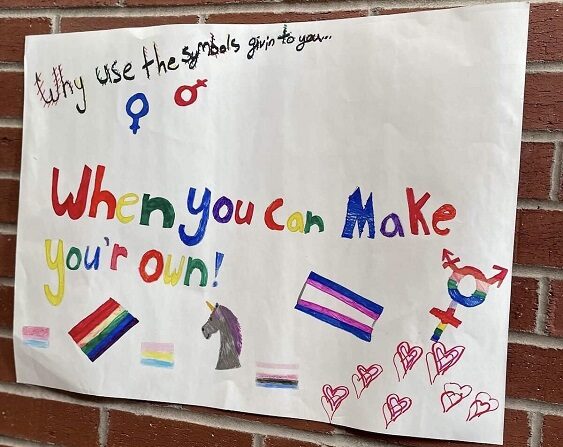 Un cartel en una escuela de la RSU 22 sugiere que es más interesante crear tu propio género que nacer hombre o mujer. La foto fue tomada en el distrito escolar RSU de Maine. (Cortesía de Kevin, Hannah y Lucy)

