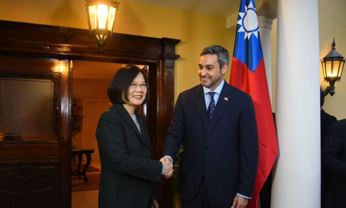 El presidente electo de Paraguay, Mario Abdo Benítez (der.), saluda a la presidente de Taiwán, Tsai Ing-wen, en su casa en Asunción, Paraguay, el 14 de agosto de 2018. (Norberto Duarte/AFP/Getty Images)