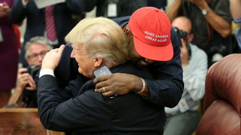 El presidente de Estados Unidos, Donald Trump, abraza al rapero Kanye West durante una reunión en el despacho oval de la Casa Blanca el 11 de octubre de 2018 en Washington, DC. (Oliver Contreras - Pool/Getty Images)