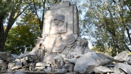 Polonia derriba monumentos soviéticos por ensalzar la maldad comunista