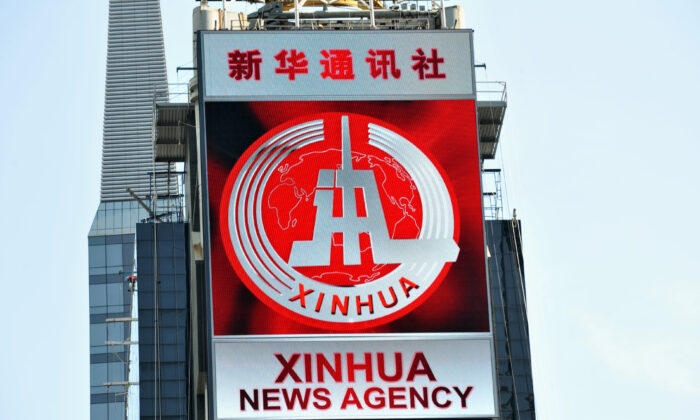 Un nuevo letrero publicitario electrónico alquilado por Xinhua, la agencia de noticias operada por el régimen chino, hace su debut en Times Square de Nueva York el 1 de agosto de 2011. (Stan Honda/AFP vía Getty Images)