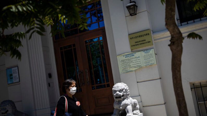 Una persona pasa por delante del Consulado General de la República Popular China en San Francisco, California, el 23 de julio de 2020. (PHILIP PACHECO/AFP vía Getty Images)
