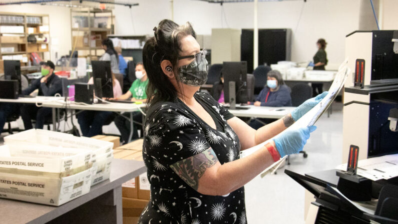 El personal del Departamento de Elecciones del Condado de Maricopa cuenta las boletas antes de las elecciones del martes 31 de octubre de 2020 en Phoenix, Arizona. (Courtney Pedroza/Getty Images)