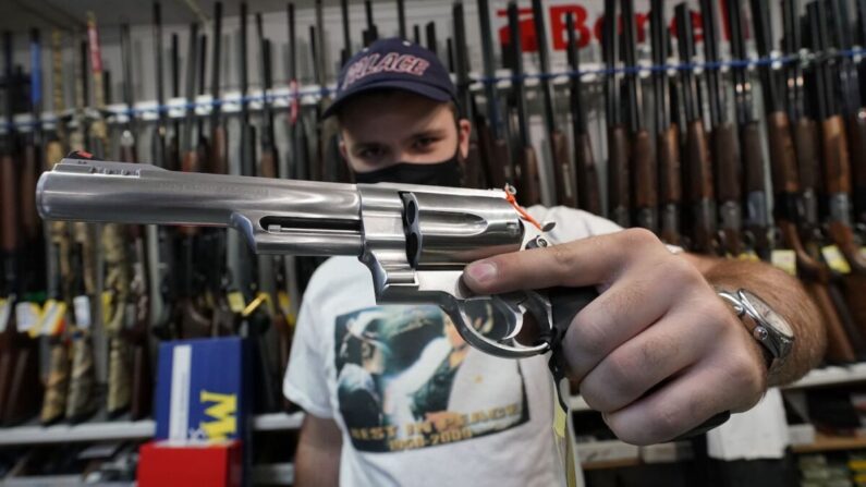 Un vendedor muestra las armas en venta en Coliseum Gun Traders Ltd. en Uniondale, Nueva York, el 25 de septiembre de 2020. (Timothy A. Clary/AFP vía Getty Images)
