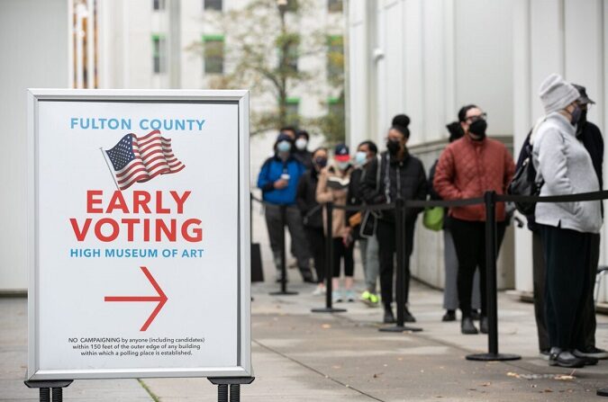 Imagen de archivo de votantes haciendo cola para emitir su voto durante el primer día de votación anticipada en la segunda vuelta del Senado de Estados Unidos, en Atlanta, Georgia, el 14 de diciembre de 2020. (Jessica McGowan/Getty Images)
