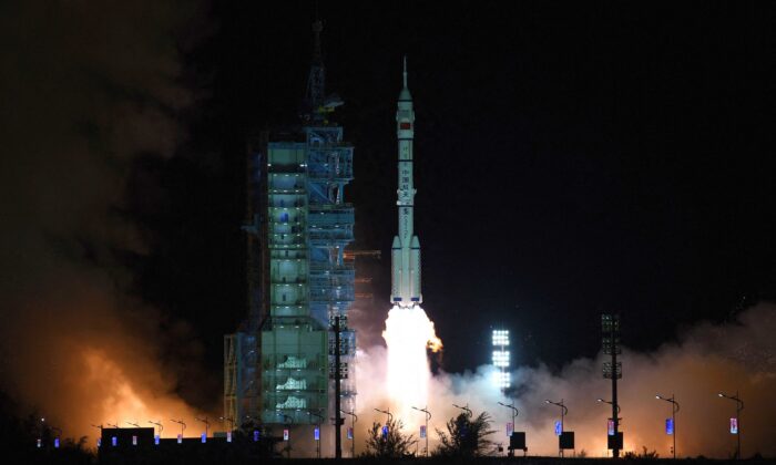 Un cohete portador del Long March-2F, que transporta la nave espacial Shenzhou-13 con la segunda tripulación de tres astronautas a la nueva estación espacial china, despega del Centro de Lanzamiento de Satélites de Jiuquan, en el desierto de Gobi, en el noroeste de China, a primera hora del 16 de octubre de 2021. (STR/AFP vía Getty Images)