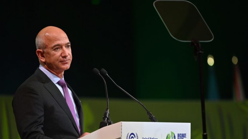 El CEO de Amazon, Jeff Bezos, habla durante un evento de Acción sobre Bosques y Uso de la Tierra en el tercer día de la COP26 en el SECC el 2 de noviembre de 2021 en Glasgow, Reino Unido. (Paul Ellis - Pool/Getty Images)