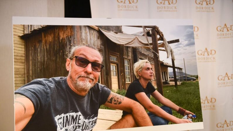 Una foto de Serge Svetnoy y Halyna Hutchins se muestra después de una conferencia de prensa con el abogado Gary Dordick (no en la foto) y Serge Svetnoy, jefe de iluminación de la película Rust, sobre una demanda presentada después del tiroteo fatal en la película Rust durante una conferencia de prensa, el 10 de noviembre de 2021 en Los Ángeles, California. (PATRICK T. FALLON/AFP vía Getty Images)