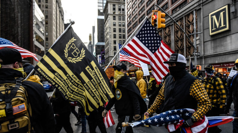 Miembros de los Proud Boys marchan en Manhattan contra las órdenes de vacunación el 20 de noviembre de 2021 en la ciudad de Nueva York. (Stephanie Keith/Getty Images)