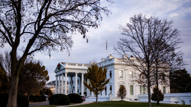 La Casa Blanca mientras el sol comienza a ponerse,  en Washington, DC., el 28 de noviembre de 2021. (Samuel Corum/Getty Images)