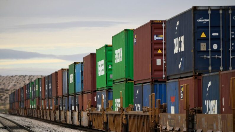 Un tren de carga transporta contenedores de envío de carga en el sector de El Paso a lo largo de la frontera entre Estados Unidos y México entre Nuevo México y el estado de Chihuahua el 9 de diciembre de 2021 en Sunland Park, Nuevo México. (Patrick T. Fallon/AFP vía Getty Images)