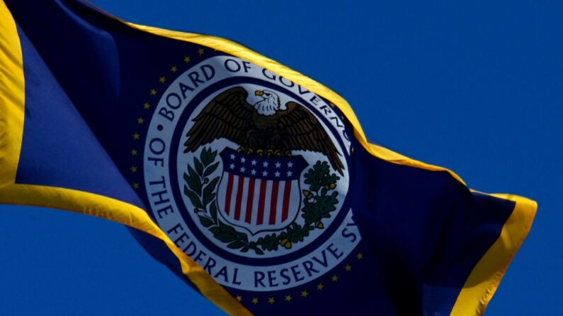 La bandera de la Reserva Federal ondea sobre su edificio, en Washington, D.C., el 26 de enero de 2022. (OLIVIER DOULIERY/AFP vía Getty Images)