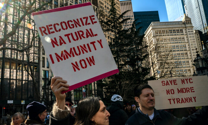 La gente se reúne en el Ayuntamiento para protestar contra la orden de vacunación de la ciudad de Nueva York, el 11 de febrero de 2022. (David Dee Delgado/Getty Images)