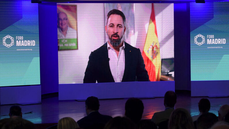 El líder del partido VOX, Santiago Abascal, es visto en una pantalla durante el I Encuentro Regional 'Por la Democracia y las Libertades' organizado por el Foro Madrid, en Bogotá, el 18 de febrero de 2022. (RAUL ARBOLEDA/AFP vía Getty Images)