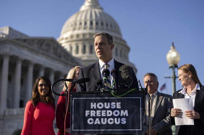 El congresista Scott Perry (R-Pa.) habla durante una conferencia de prensa con miembros del Caucus de la Libertad de la Cámara de Representantes fuera del Capitolio de los Estados Unidos en Washington el 28 de febrero de 2022. (Drew Angerer/Getty Images)

