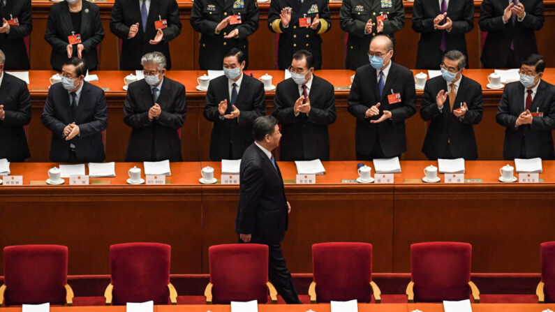 El líder chino Xi Jinping llega a la sesión de apertura de la conferencia de la legislatura títere en Beijing, China, el 5 de marzo de 2022. (Leo Ramirez/AFP vía Getty Images)
