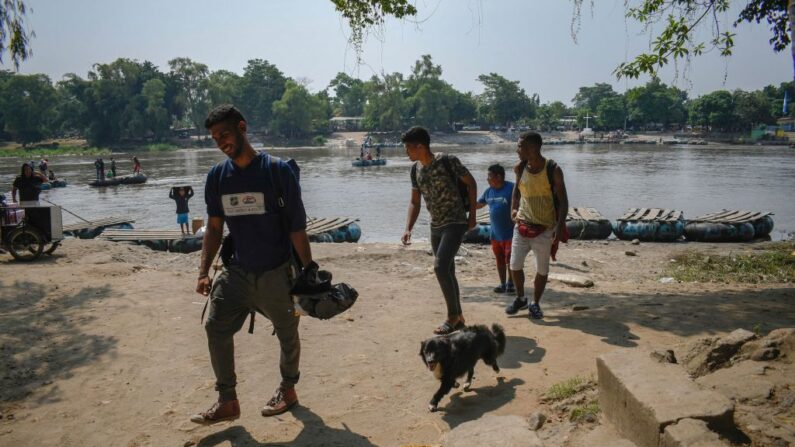 Migrantes venezolanos caminan después de cruzar en una balsa improvisada el río Suchiate en Ciudad Hidalgo, estado de Chiapas, México, frontera con Tecun Uman, Guatemala, el 17 de mayo de 2022. (Johan Ordonez/AFP vía Getty Images)