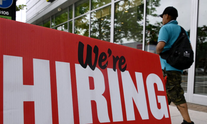 Un hombre pasa junto a un cartel de oferta de empleos colocado fuera de un restaurante, en Arlington, Virginia, el 3 de junio de 2022. (Olivier Douliery/AFP vía Getty Images)
