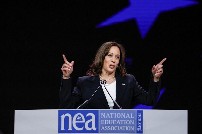 La vicepresidenta Kamala Harris habla en la Reunión Anual y Asamblea de Representantes de la Asociación Nacional de Educación 2022 en el Centro de Convenciones McCormick de Chicago el 5 de julio de 2022. (Kamil Krzaczynski/AFP vía Getty Images)
