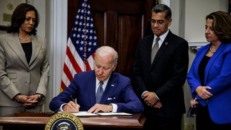 El presidente Joe Biden firma una orden ejecutiva que ordena al Departamento de Salud y Servicios Humanos que garantice el acceso a los abortos mientras la vicepresidenta Kamala Harris, el secretario del HHS Xavier Becerra y la vicefiscal general Lisa Monaco observan en la Casa Blanca en Washington el 8 de julio de 2022. (Samuel Corum, AFP/Getty Images)
