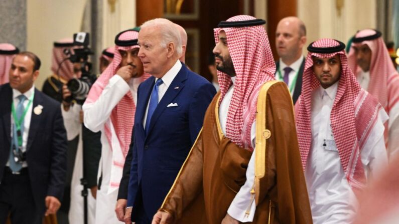 El presidente de Estados Unidos, Joe Biden (Izq.), y el príncipe heredero saudí, Mohammed bin Salman (Der.), llegan para una foto durante la Cumbre de Seguridad y Desarrollo de Jeddah (CCG+3) en un hotel de la ciudad costera saudí de Jeddah, en el Mar Rojo, el 16 de julio de 2022. (MANDEL NGAN/POOL/AFP vía Getty Images)

