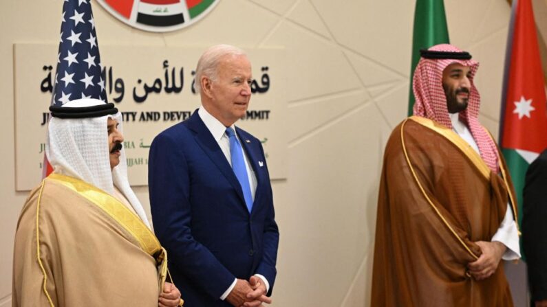 (De izquierda a derecha) El rey de Bahréin Hamad bin Isa bin Salman al-Khalifa, el presidente de Estados Unidos Joe Biden y el príncipe heredero saudí Mohammed bin Salman posan juntos para la foto de familia durante la Cumbre de Seguridad y Desarrollo de Jeddah (CCG+3) en un hotel de la ciudad costera de Jeddah, en el Mar Rojo de Arabia Saudí, el 16 de julio de 2022. (MANDEL NGAN/POOL/AFP vía Getty Images)
