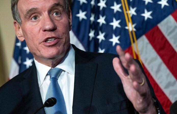 El senador estadounidense Mark Warner (D-VA) habla tras la aprobación de la Ley CHIPS, que proporciona a los fabricantes de semiconductores nacionales 52,000 millones de dólares en subvenciones para reducir la dependencia del suministro extranjero, en el Capitolio de EE.UU. en Washington, DC, el 27 de julio de 2022. (SAUL LOEB/AFP vía Getty Images)
