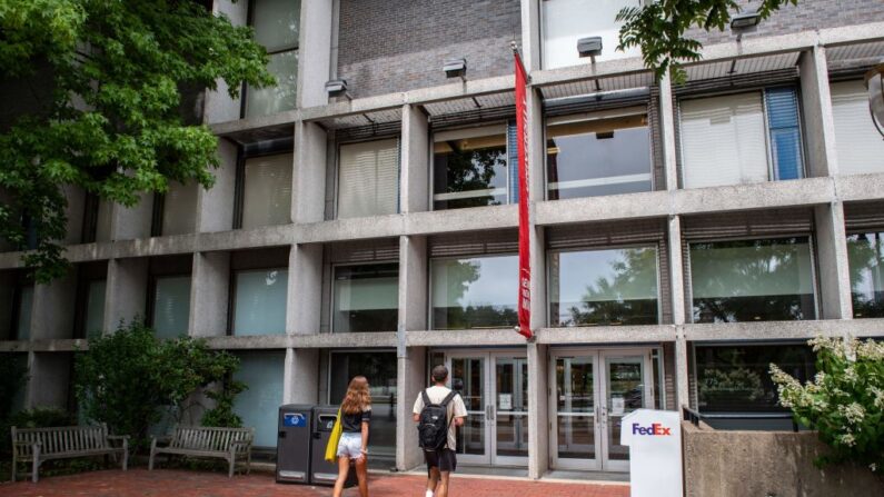 Los estudiantes entran en el edificio de la unión de estudiantes en el campus de la Universidad de Boston en Boston, Massachusetts, el 26 de julio de 2022. (JOSEPH PREZIOSO/AFP vía Getty Images)
