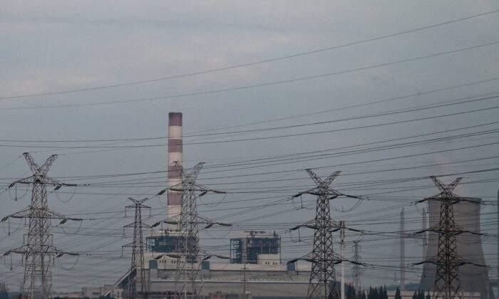 Torres de transmisión de alto voltaje frente a la central eléctrica de carbón de Wujing, en el distrito Minhang de Shanghai, el 22 de agosto de 2022. (Hector Retamal/AFP vía Getty Images)

