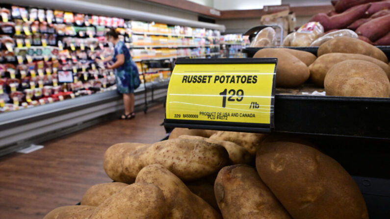 Un comprador pasa por delante de un cartel que muestra el precio por libra de patatas russet en un supermercado en Montebello, California, el 23 de agosto de 2022. (Frederic J. Brown/AFP vía Getty Images)
